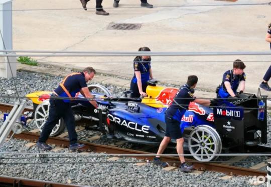 Red Bull пуска болид по релсите на метрото