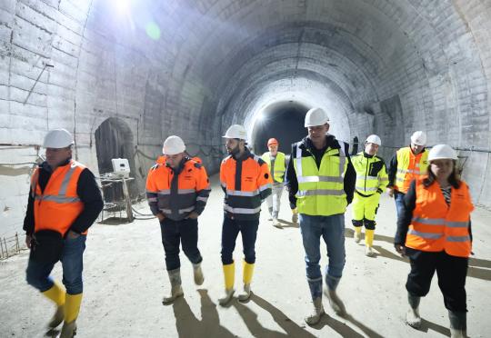90 метра останаха, за да свържат най-дългия тунел на Балканите