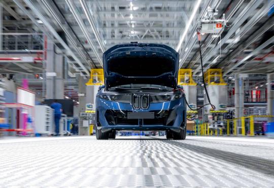 BMW не смогва с поръчките за новия iX3
