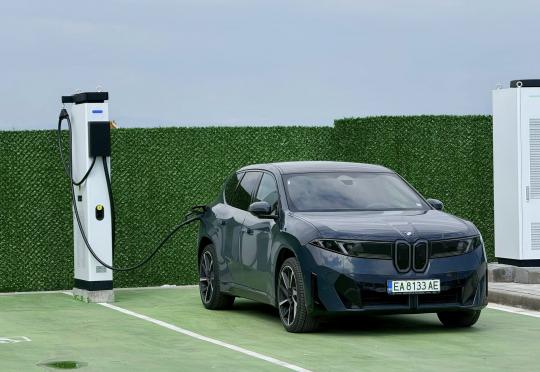 Българин постигна рекордна мощност на зареждане с новото BMW iX3