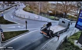 Камион в Стара Загора помля кръстовище заради забравен стабилизатор (Видео)