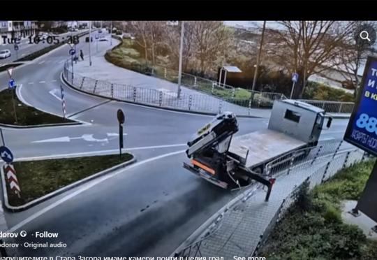 Камион в Стара Загора помля кръстовище заради забравен стабилизатор (Видео)