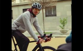 Никола Цолов препуска с колело из София (Видео)