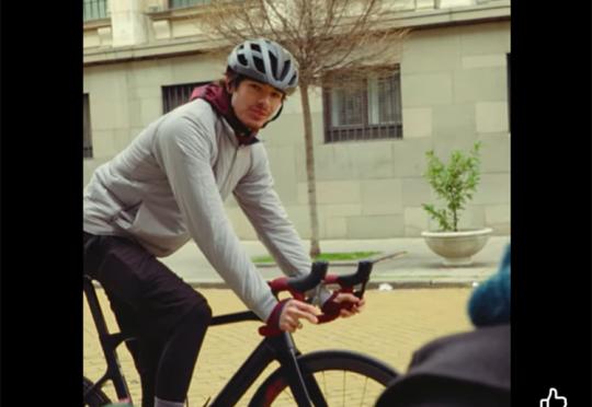 Никола Цолов препуска с колело из София (Видео)