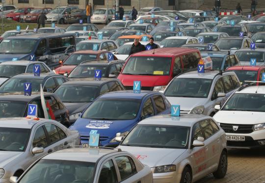 Искат шофьорските курсове да са по 1500 евро