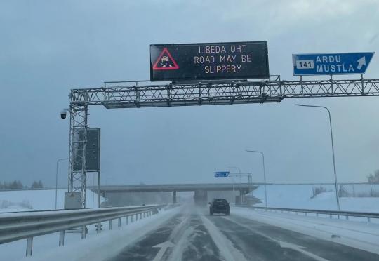 Тази европейска страна въвежда предупрежденията от Waze директно върху електронните си пътни знаци