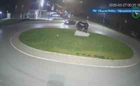 Шофьор без книжка дрифти на кръгово с кола на приятел (Видео)