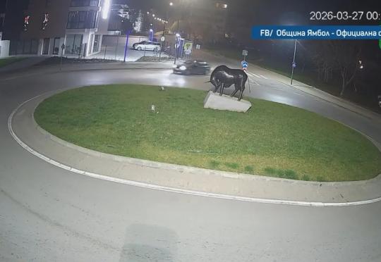 Шофьор без книжка дрифти на кръгово с кола на приятел (Видео)