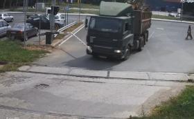 Стотици се удрят в бариерите на ЖП прелези годишно