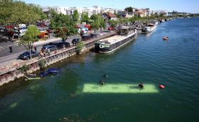 Автобус от градския транспорт падна в река Сена в Париж