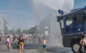 Вижте как полицията в Берлин използва водните оръдия (Видео)