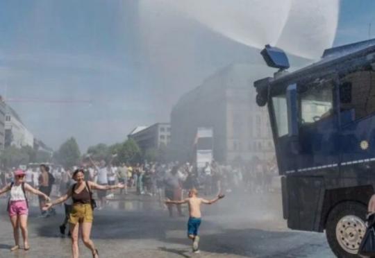 Вижте как полицията в Берлин използва водните оръдия (Видео)
