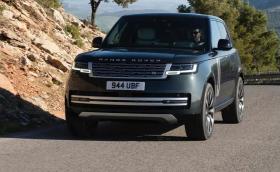Известен българин е първият, който кара и мие калта от новия Range Rover 