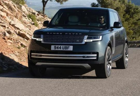 Известен българин е първият, който кара и мие калта от новия Range Rover 