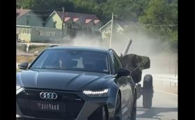 Само на Балканите: RS 6 Avant тегли гаубица (Видео)