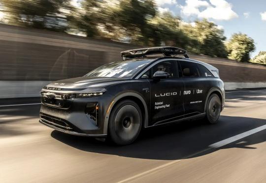 Lucid и Bolt пускат хиляди автономни таксита в Европа