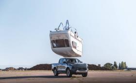 Toyota хвърли каравана върху новия Hilux BEV