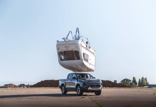 Toyota хвърли каравана върху новия Hilux BEV