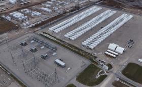Този парк за съхранение на енергия работи с батерии Tesla