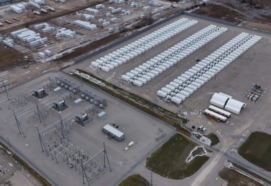 Този парк за съхранение на енергия работи с батерии Tesla