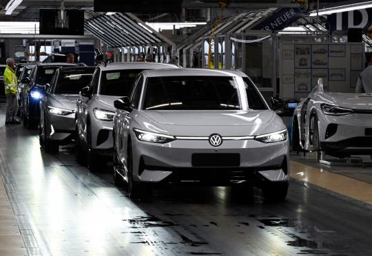Volkswagen удължава работното време в заводите си