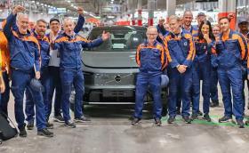 Само месец след дебюта на EX60, Volvo увеличава производството