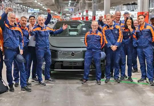 Само месец след дебюта на EX60, Volvo увеличава производството