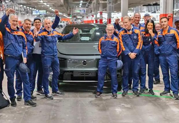 Само месец след дебюта на EX60, Volvo увеличава производството