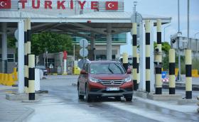 Махат 'златната локва' от границата с Турция, дезинфекцията на коли и камиони спира