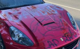 Чие е Ferrari-то, надраскано с надписи „корумпиран“, „крадец“ и „контрабандист“?