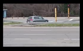 Нагъл полицай кара цивилна патрулка в насрещното (Видео)