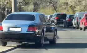 Да караш Bentley Flying Spur по тротоара (Видео)