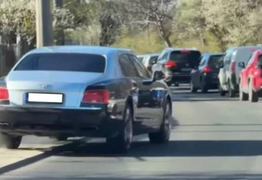 Да караш Bentley Flying Spur по тротоара (Видео)