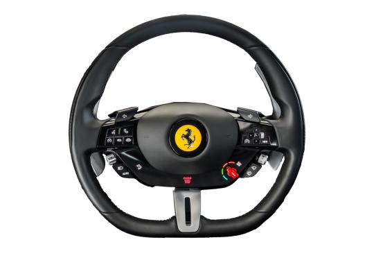 Ferrari предлага подмяна на тъч бутоните на волана с физически