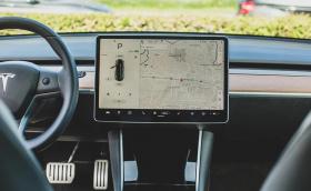 Tesla изключи Premium Connectivity за България?