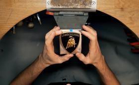 Как се прави: Емблема за Lamborghini от 18-каратово злато с камъни за 40 000 долара. Видео