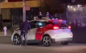 Полицаи спряха безпилотна кола, а тя потегли (Видео)
