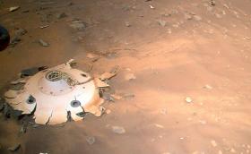 Хеликоптер на NASA засне останките от транспортната капсула на роувъра Perseverance, разбила се на Марс