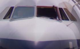 Полетът, при който пилот бе засмукан през счупено челно стъкло