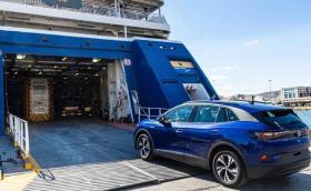 Оператор на фериботи в Гърция вече отказва да качва електромобили и коли на газ
