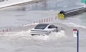 Вода срещу ток: Porsche Taycan нагази в наводнението в Дубай (Видео)