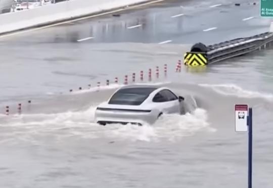 Вода срещу ток: Porsche Taycan нагази в наводнението в Дубай (Видео)