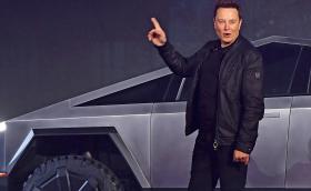 Илон Мъск потвърди: Остава начело на Tesla поне още пет години