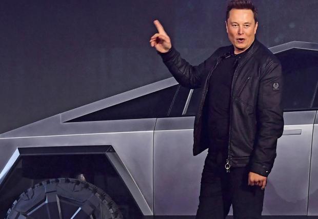 Илон Мъск потвърди: Остава начело на Tesla поне още пет години