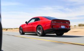 Dodge обясни неочакваното ускорение на Charger като функция за безопасност
