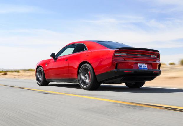 Dodge обясни неочакваното ускорение на Charger като функция за безопасност