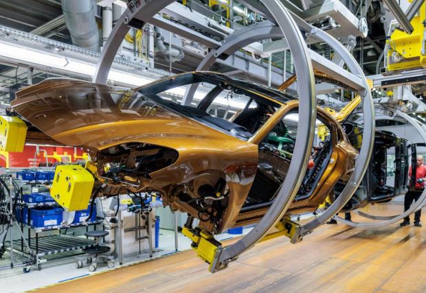 Porsche готви сериозни съкращения на работна сила