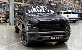 RAM отчете рекордни продажби, след като върна V8 двигателя