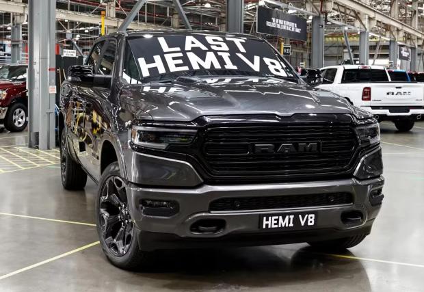 RAM отчете рекордни продажби, след като върна V8 двигателя