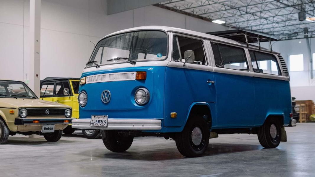 VW възстановява класически микробус, оцелял след опустошителния пожар в ...